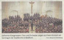 Bild: Chor und Orchester im Konzert "Brahms-Requiem, op. 45" aus der LKZ.